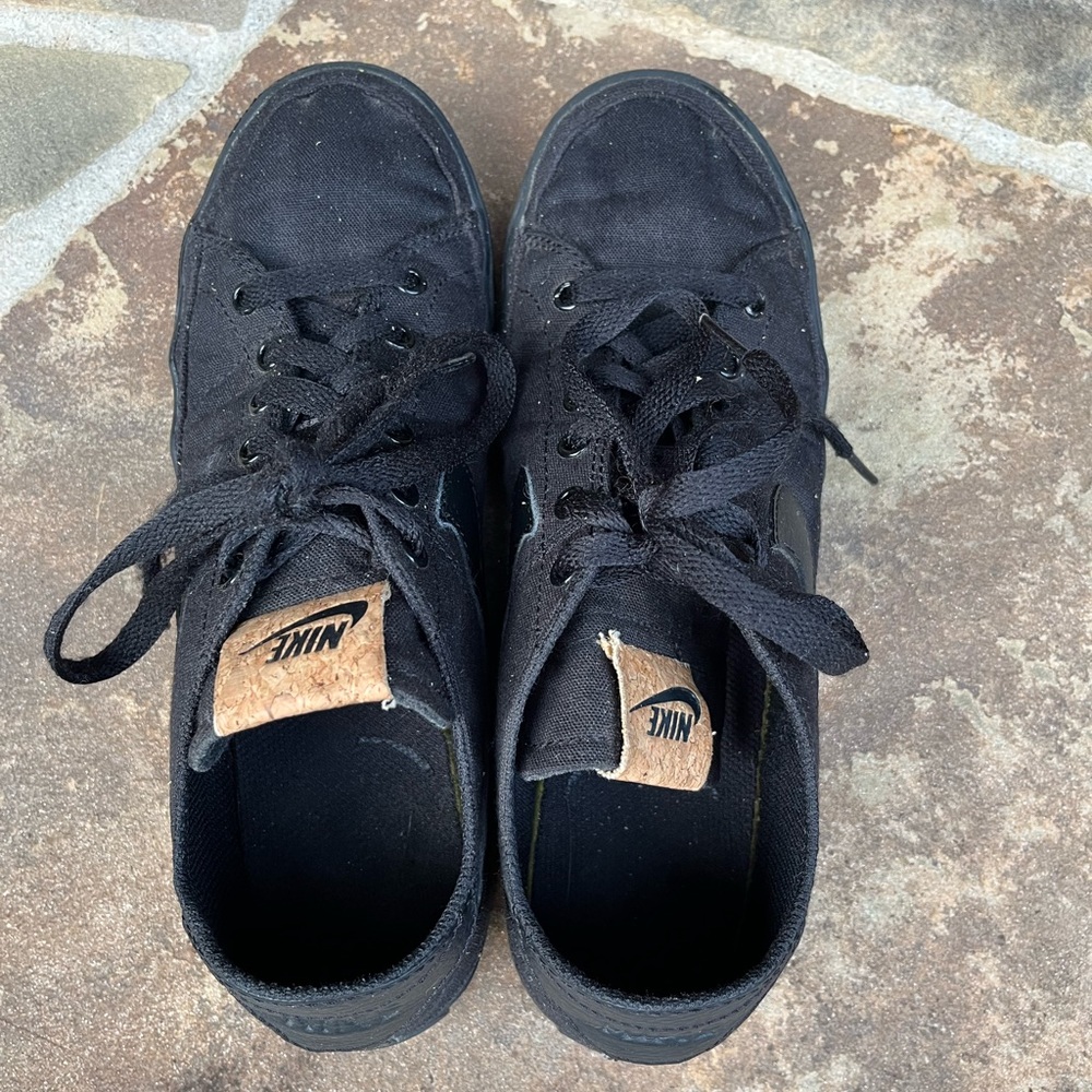 Nike Mens 7.5 Black EUC Almost new